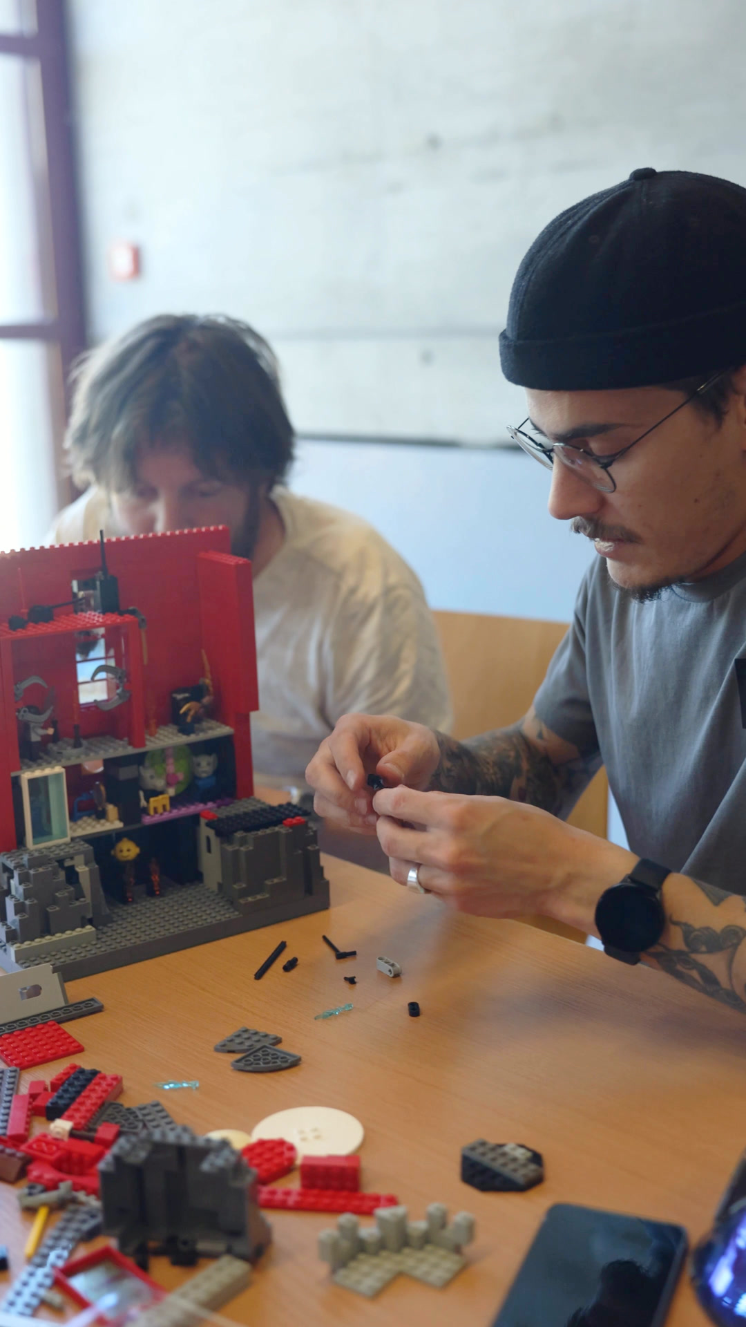 Un binôme en pleine construction LEGO® au Trophée Briqu’à Loris